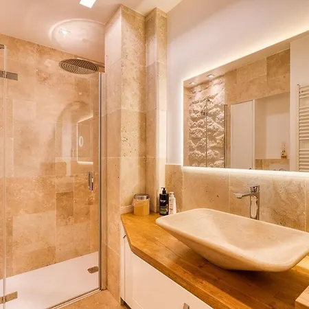 Parisian Loft & Secret Garden דירה